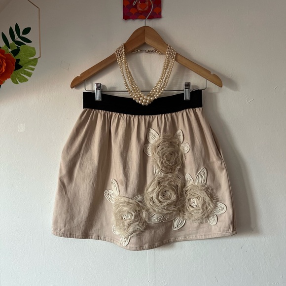 Butters mini skirt sz M elastic waist boho tulle flowers cotton/spandex tan o - Picture 1 of 12